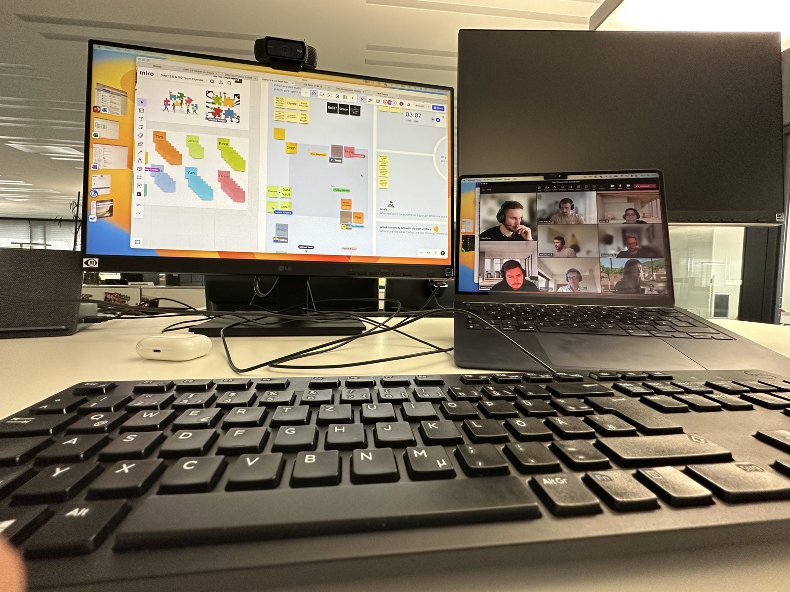 Arbeitsplatz mit Projektboard und laufendem Video-Call