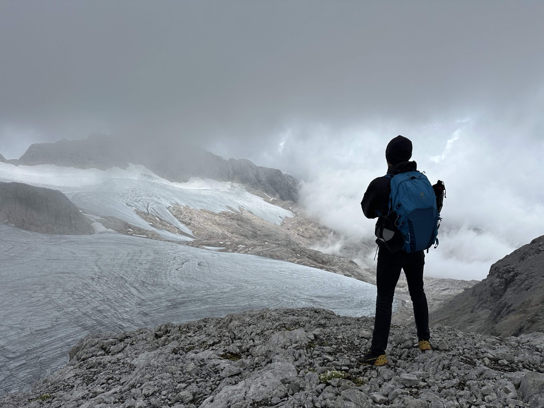 Wanderer blickt auf einen Gletscher